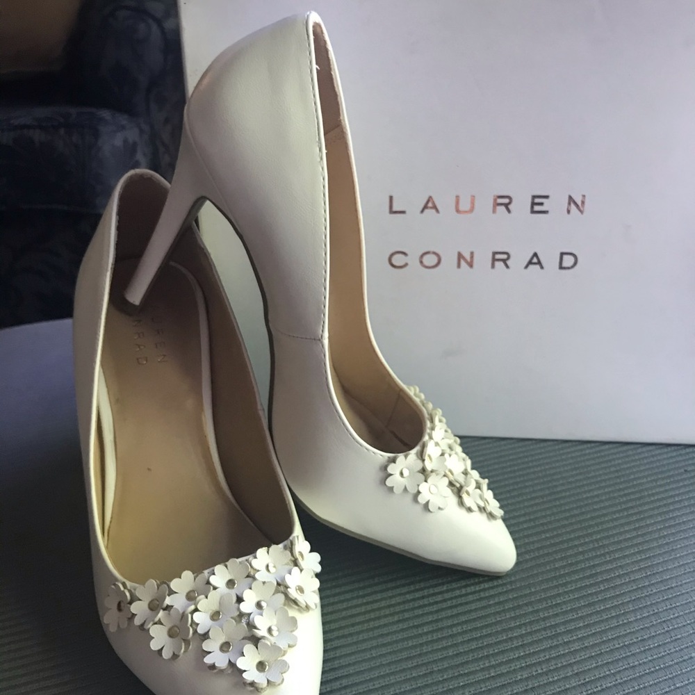 LC White Flower Pointed Toe Pumps